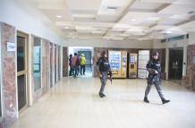 Policías en el hospital Teodoro Maldonado Carbo