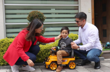 Verónica Peña, su hijo Gabriel y el padre Luis Endara.