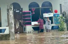 Los habitantes de la parroquia Calderón trataban de rescatar sus pertenencias, ante las inundaciones.
