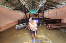 Los habitantes remueven el fango que quedó en diferentes edificaciones, tras las inundaciones.