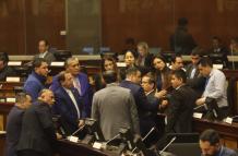 Negociaciones. El socialcristiano Jorge Enrique Acaiturri, en medio de los suyos, afina sus estrategias entre los bloques oficialista y correísta.