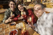 medium-shot-happy-friends-taking-selfie-with-drinks