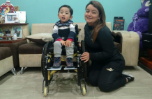 Theo Tabango y su mamá, Laura Varela. El pequeño, que está por cumplir 3 años, tiene AME tipo 1.