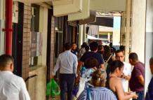 Tiroteo cerca de un centro comercial en Guayaquil, aterrorizando a los transeúntes.
