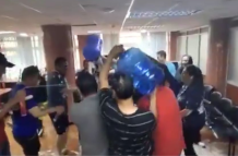 llevó a sanciones tras la viralización de videos en los que empleados fueron captados jugando en horas laborales.