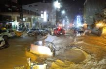 Las calles de Piñas se convirtieron en ríos luego del desbordamiento de quebradas.