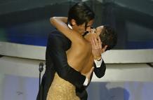 Beso entre Adrien Brody y Halle Barry en la ceremonia de los Óscar 2003.