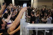 Shakira  canta a sus seguidores frente al Hotel Mandarin.