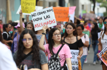 Miles de mujeres en Guayaquil marchan este 8 de marzo por igualdad de derechos y justicia.