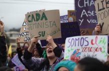 Mujeres se movilizan en Quito para demandar la igualdad de género y el respeto a sus derechos.
