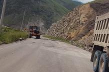 Maquinaria realiza trabajos de limpieza en la vía Cuenca-Girón-Pasaje