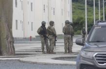 Policías y fuerzas armadas realizan allanamientos en los bloques de Socio Vivienda 4 tras la masacre.