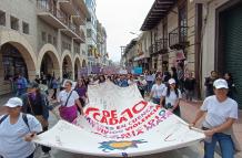 Decenas de mujeres participaron en la marcha por el Día Internacional de la Mujer que se desarrolló en Cuenca.