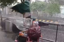Tormenta en Guayaquil el 10 de marzo de 2025: fuertes vientos y lluvias causaron caídas de árboles e inundaciones en varias calles del centro y norte de la ciudad.