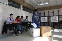 Impedimento. El CNE es la autoridad que deberá regular la eventual restricción del uso del teléfono móvil mientras se sufraga en las elecciones.