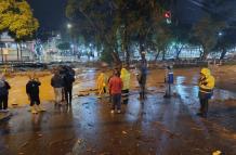 Las autoridades han alertado sobre el riesgo de que más puentes colapsen.