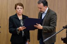 El alcalde Pabel Muñoz entregó el reconocimiento a Rebeca Cabezas, madre de la exreina Carla Torres.