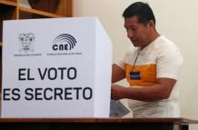 Fotografía de archivo que muestra una persona votando en un puesto de votación en Olón (Ecuador).