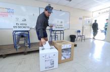 El CNE aprobó la prohibición para que las personas no usen celulares en el momento de la votación, en las elecciones de segunda vuelta.