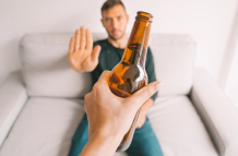 El metanol en bebidas alcohólicas puede causar graves problemas de salud, como dolores de cabeza, ceguera e incluso la muerte.