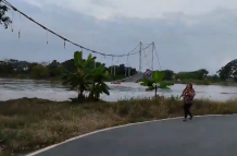 Usuarios en redes sociales reportan el colapso del puente Magro.