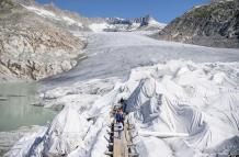 Fotografía de archivo que muestra el glaciar del Ródano, en los Alpes suizos, cubierto con lonas para protegerlo de un mayor derretimiento debido al calentamiento global.