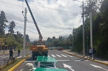 Funcionarios y maquinaria de la Prefectura de Pichincha cerraron la vía hasta colocar el rótulo en la av. Quintana.