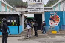 Guías penitenciarios realizan investigaciones en el Centro de Rehabilitación Social de Loja tras hallazgo de tres reclusos sin vida.