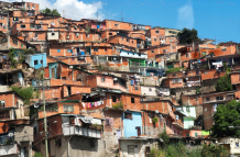 Calles de Caracas, Venezuela, donde la alta inflación y la violencia dificultan la vida cotidiana de sus habitantes.
