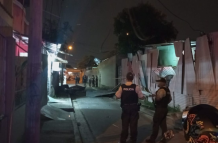 Daños visibles en una vivienda tras la explosión en el barrio Adolfo Bucaram, Machala.