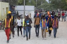 Fotografía del 20 de marzo de 2025 de trabajadores haitianos cruzando el muro fronterizo, en Pedernales (República Dominicana)