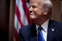 El presidente estadounidense Donald Trump responde a interrogantes de la prensa durante un encuentro con candidatos a embajadores en la Sala del Gabinete de la Casa Blanca este 25 de marzo de 2025.