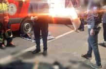 El cadáver del asaltante quedó sobre el asfalto de la avenida Simón Bolívar, luego de que un policía lo abatió.