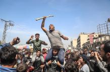 Los palestinos se reúnen para protestar contra la guerra en curso entre Israel y Hamas y el bloqueo israelí de la Franja de Gaza, en Ciudad de Gaza, 26 de marzo de 2025.
