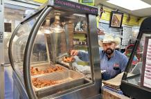 El dueño del Mercado Beef Master Meat, Marco Antonio López, posa durante una entrevista con EFE este 24 de marzo de 2025, en Tucson, Arizona (EE.UU.).