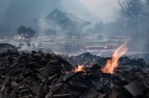 las llamas restantes después de que la mayoría de los edificios quedaran reducidos a cenizas por un incendio forestal en el Templo Gounsa, en Uiseong, el 26 de marzo de 2025.