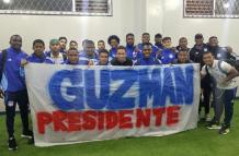La famosa foto de los jugadores respaldando al presidente Jorge Guzmán.