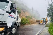 Más de 600 metros cúbicos de escombros bloquearon la vía a Nayón, tras dos derrumbes.
