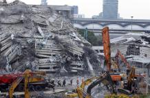 Los rescatistas con perros realizan una operación de búsqueda en el lugar de un edificio que colapsó tras un terremoto en Bangkok, Tailandia, 02 de abril de 2025.