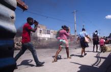 Fotografía de archivo de personas que caminan por las calles de Puerto Príncipe (Haití).
