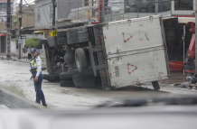Camión cargado de pollos se accidentó en la Gomez Lince debido a la lluvia en el norte de Guayaquil.