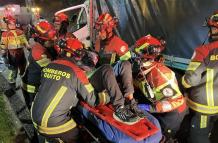 Una persona quedó atrapada en un auto, luego del choque con un camión en la avenida Panamericana Norte.