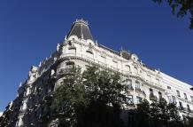 Vista de la fachada de un edificio en la Calle Serrano en Madrid.