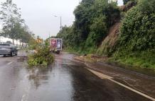 Las lluvias de la tarde de este 4 de abril provocaron derrumbes y acumulación de agua en la av. Simón Bolívar.