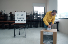 Ciudadano ejerce su derecho al voto.