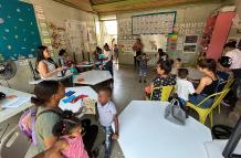 Migrantes adolescentes asisten a clases este lunes, en la ciudad de Tapachula en Chiapas (México).