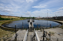 Fotografía del 12 de julio de 2023, muestra una vista de la planta de tratamiento de aguas residuales Seine-Valenton del SIAAP (Sindicato Interdepartamental para el Saneamiento de la Aglomeración Parisina), ubicada en Valenton, al sureste de París.