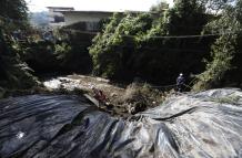 Los trabajadores municipales cubrieron parte del talud que rodea a una de las quebradas que se desbordaron por las fuertes lluvias en Quito.