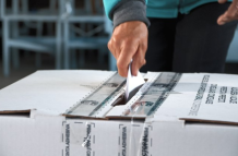 Ciudadanos ecuatorianos se preparan para la segunda vuelta electoral que definirá a su próximo presidente este domingo 13 de abril.