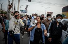 Personas participan en una manifestación de transportistas este jueves, en Lima (Perú).